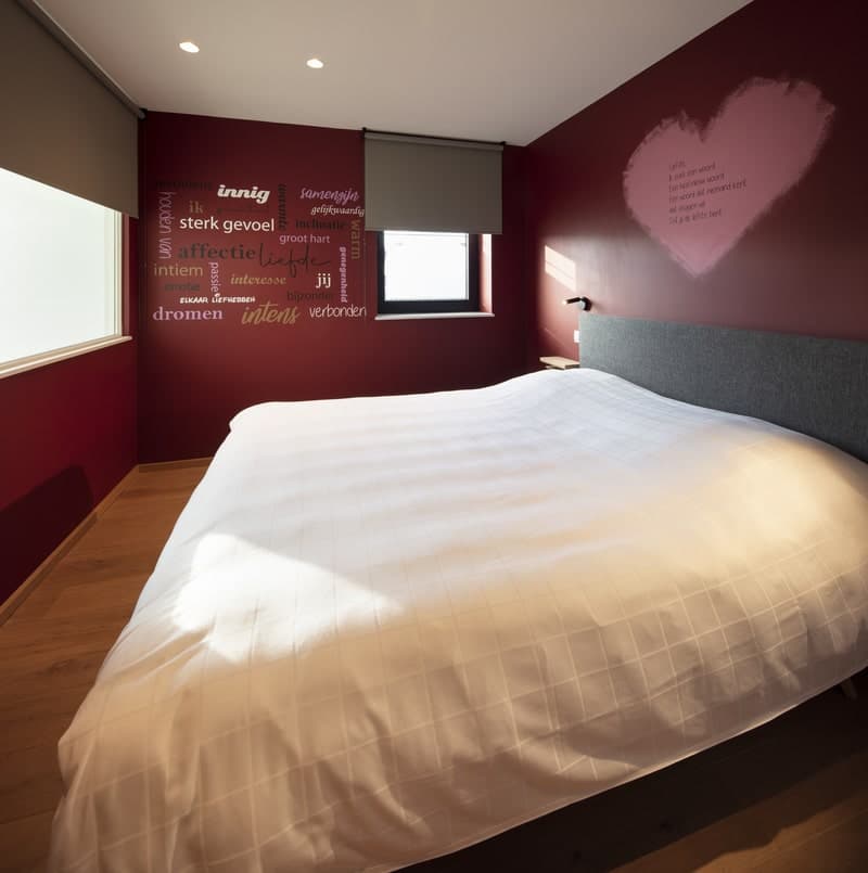 Themakamer met warme wandkleur