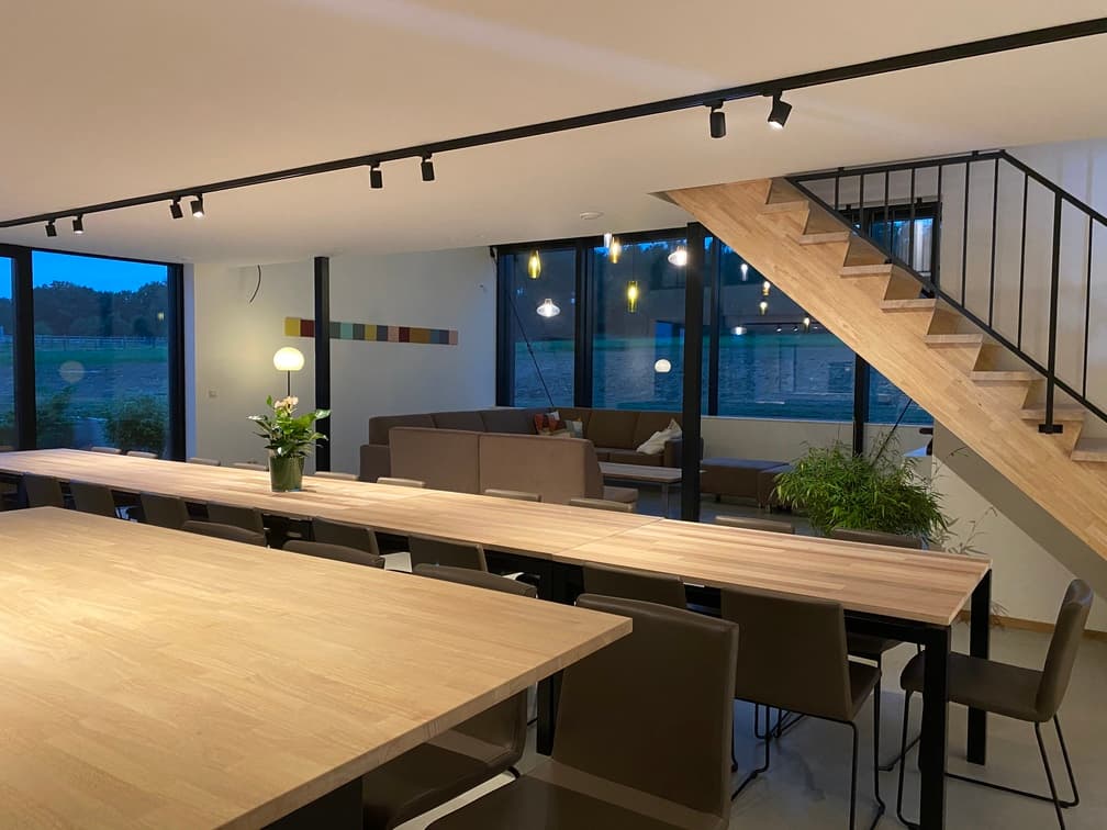 Samen aan tafel bij avond