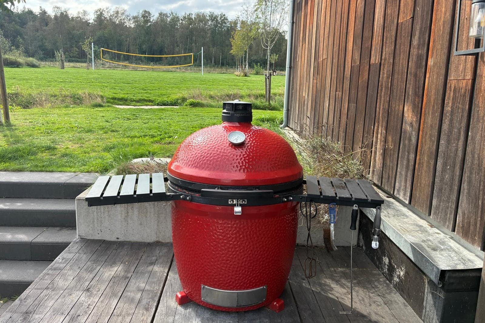 Rode kamado op het terras