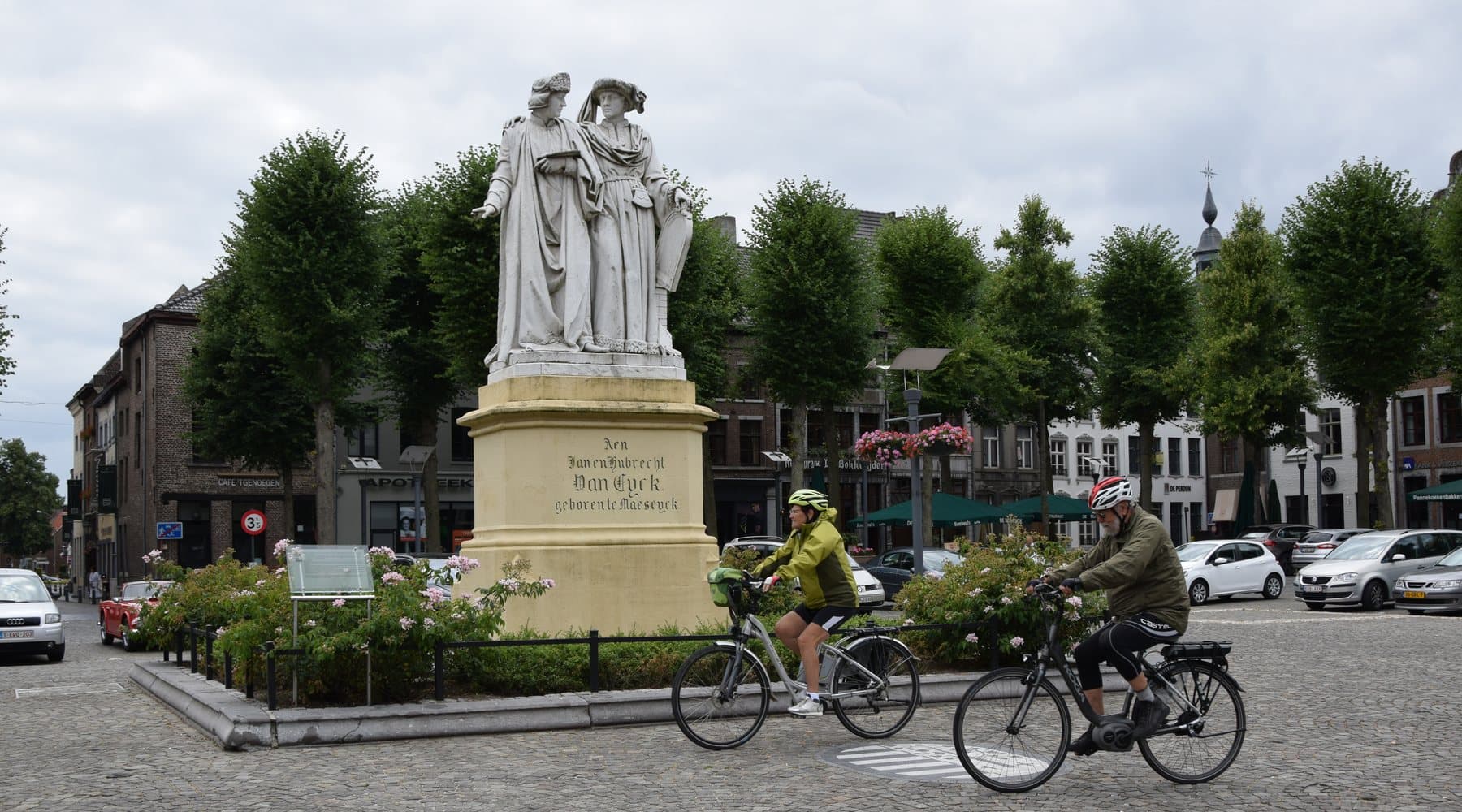 Het standbeeld van Jan en Hubert van Eyck op de Markt van Maaseik
