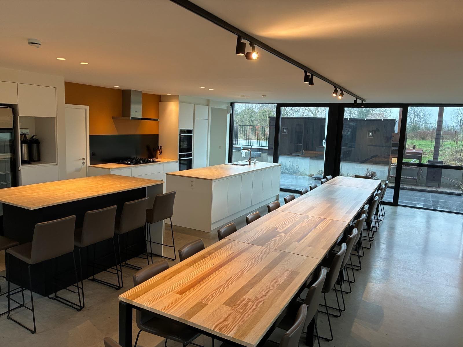 Lange gemeenschappelijke tafel in de lichte leefruimte